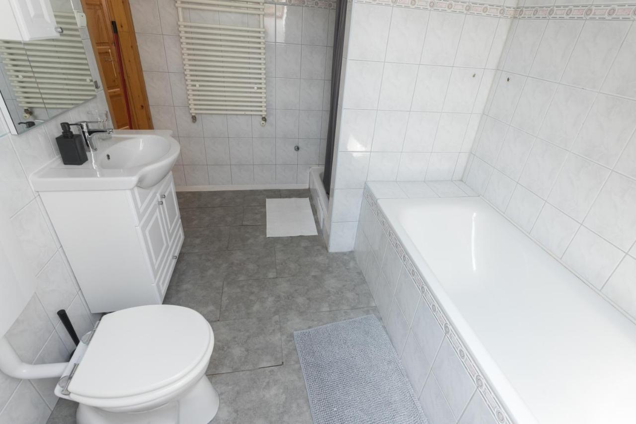 בודפשט Hi-Bp Garden City Batsanyi Apartment 3 Rooms, Apartment Upstairs Near The City Train With Free Parking מראה חיצוני תמונה